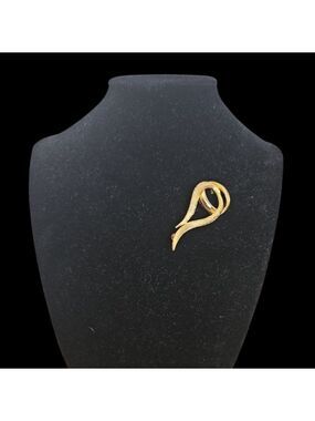 Vintage Estate Sale Jewelry Gold Textured & Matte Swirl Brooch